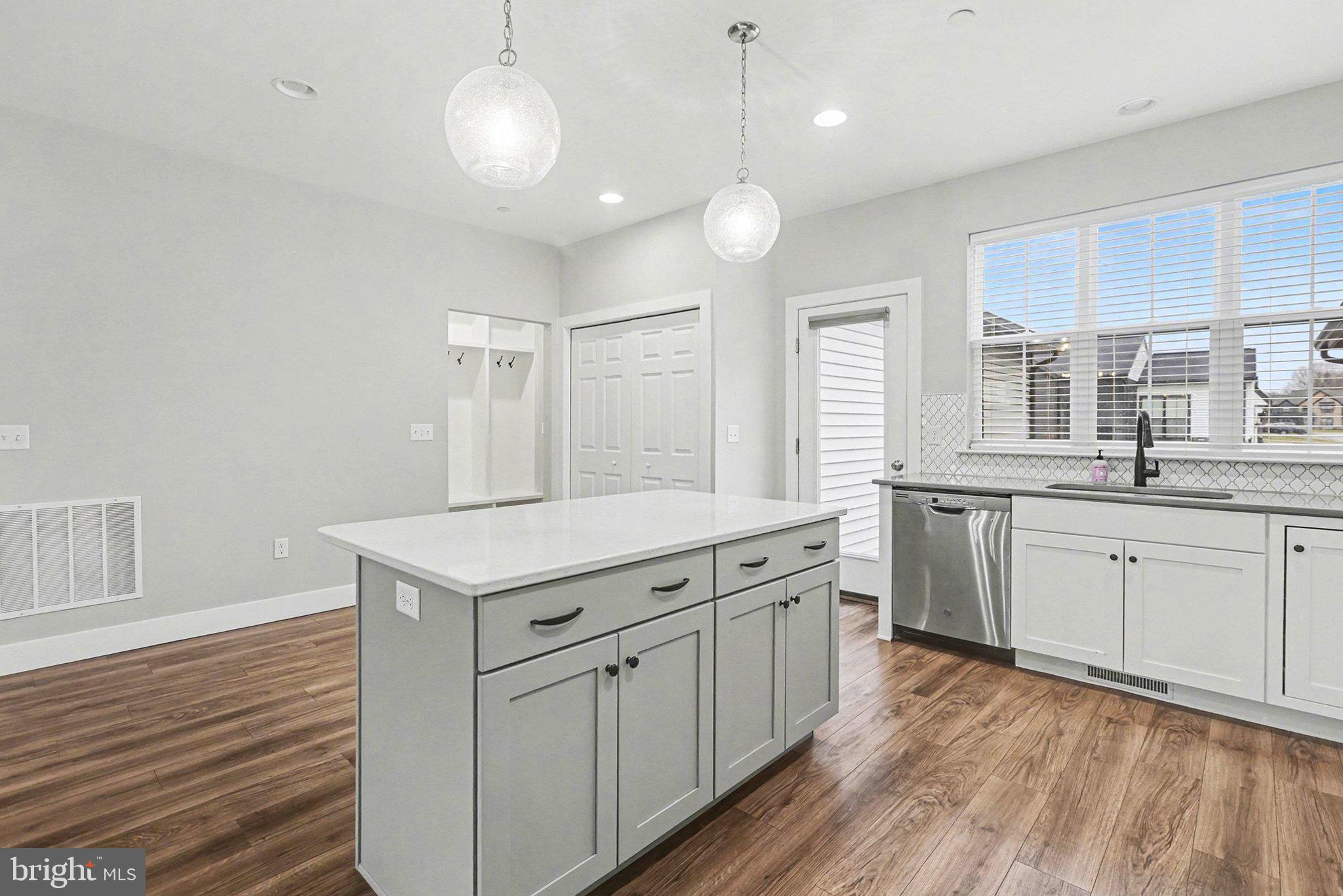 MADISON COURT - Residential