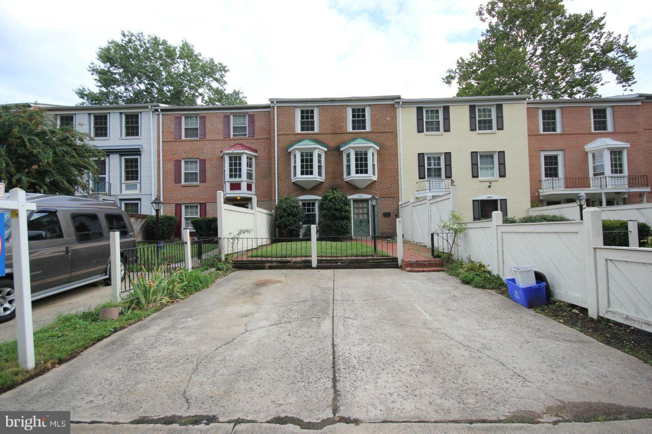 PINEWOOD LAKE - Residential Lease