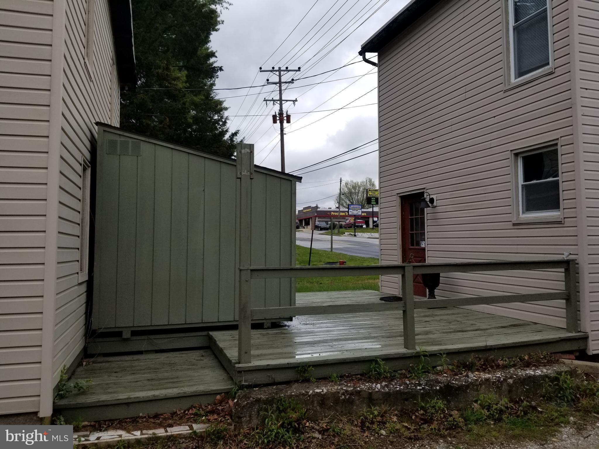 Main image without alt text