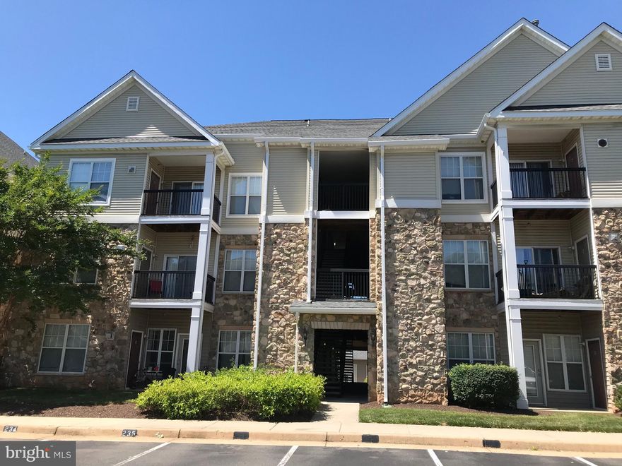 2 BED/ 1 BATH CONDO IN GATED COMMUNITY.  CLUB HOUSE, SWIMMING POOL, FITNESS CENTER. CONVENIENT LOCATION, CLOSE TO I-66, 286(7100), 28 &29. WATER INCLUDED, NO PET ALLOWED.