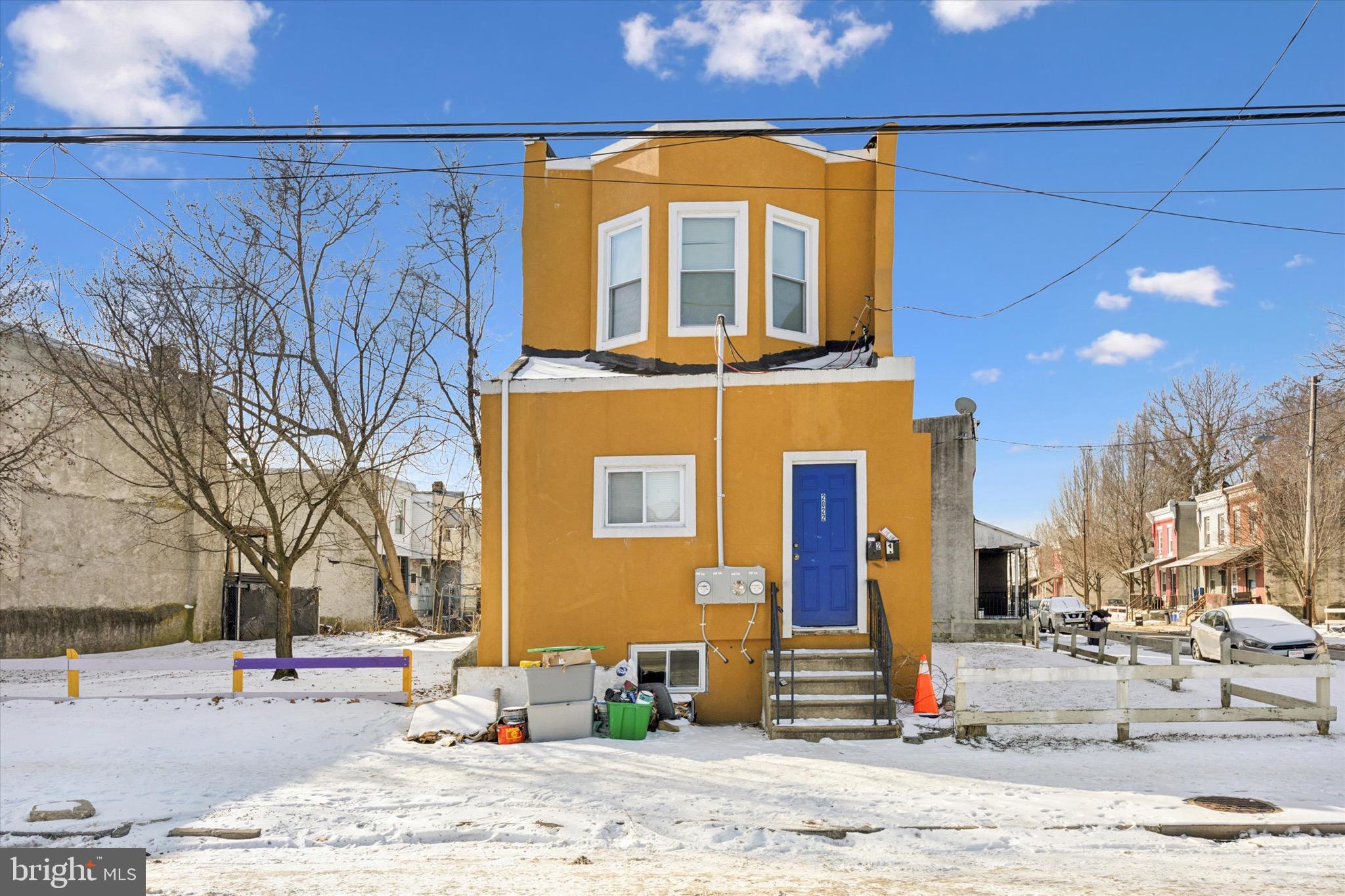 Main image without alt text