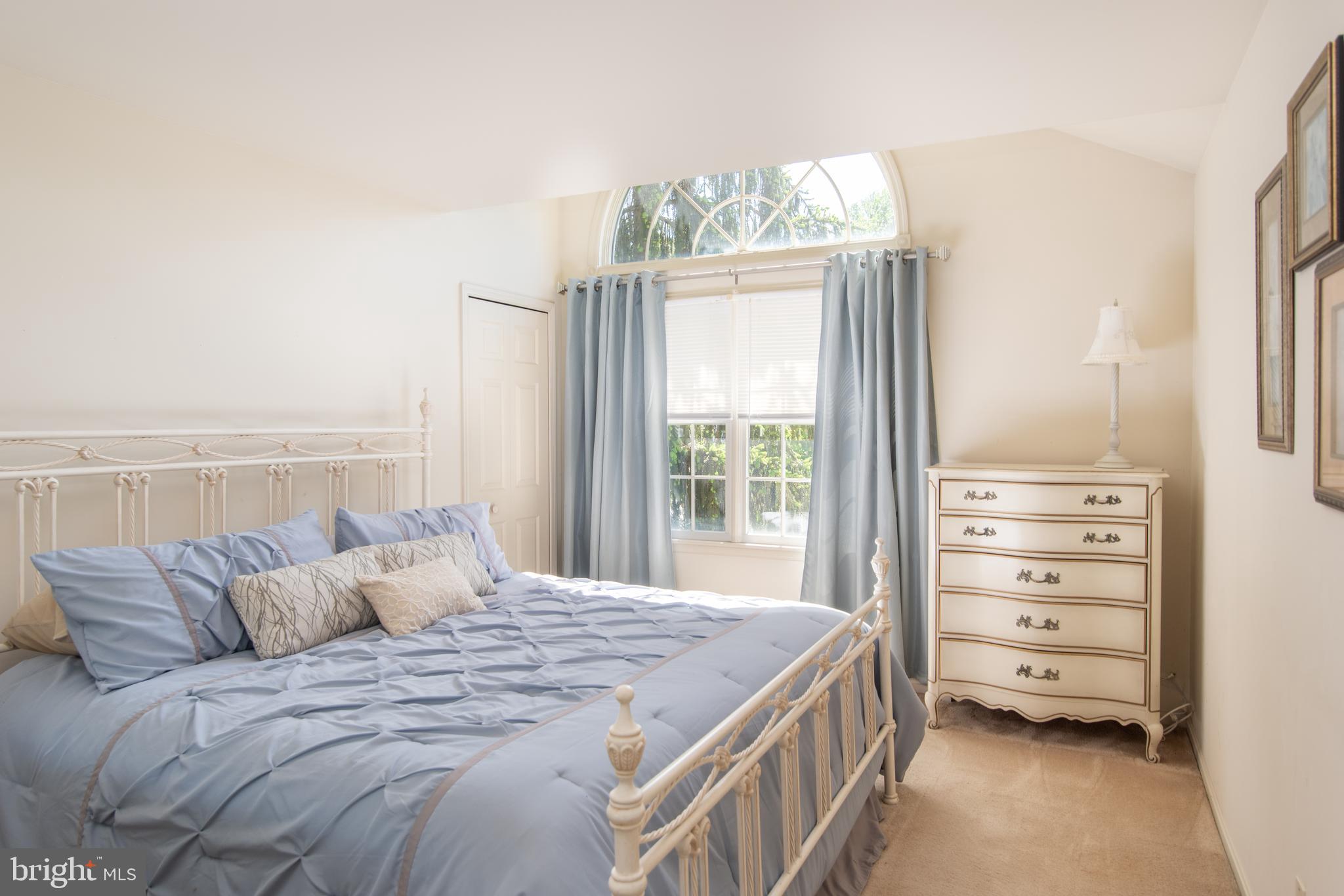 CONSTANT FRIENDSHIP - Residential