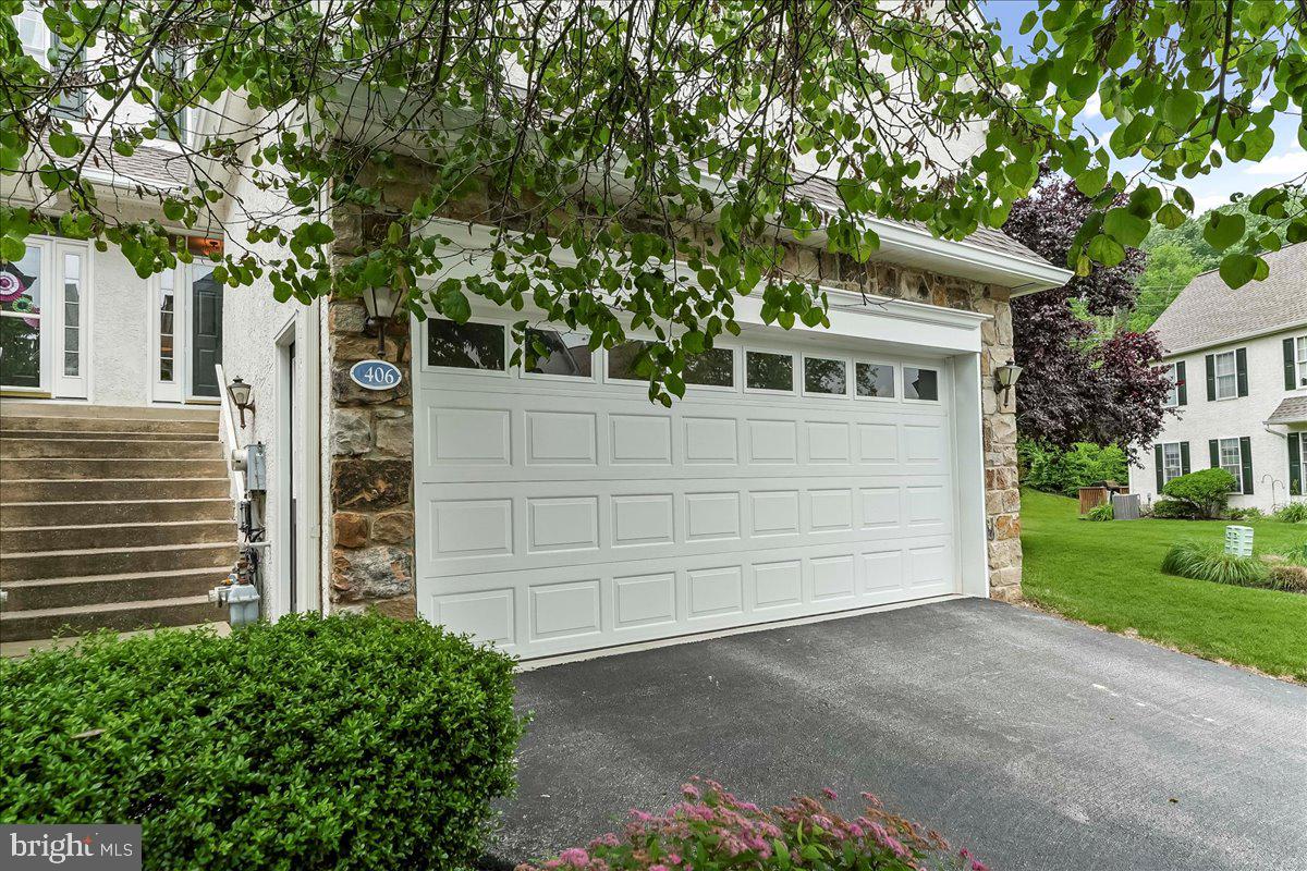 Enjoy a single-family feel in this incredibly spacious and sunny three-bedroom, two-and-a-half-bathroom end-unit townhouse featuring a great layout, private outdoor space and wooded views in convenient Newtown Square. Inside this 2,102-square-foot home, bright and airy interiors are filled with gleaming
hardwood floors, tall ceilings and oversized windows on three exposures. Arrive in the oversized living/dining room to find the perfect destination for relaxing and entertaining alongside a slate gas-log fireplace and handsome chandelier. Ahead, the open kitchen impresses with rows of wood cabinetry, abundant countertops, pantry space and stainless steel appliances, including a gas range, dishwasher and built-in microwave. Enjoy casual meals at the bar counter or breakfast room. The adjacent family room welcomes indoor-outdoor living with glass doors that open to your private deck overlooking a greenbelt and towering trees. A convenient powder room and coat closet complete the main level. Bedrooms are tucked on the carpeted upper level for optimal peace and privacy. Head to the primary suite to discover a generous king-size layout, tall tray ceilings, treetop views and a huge walk-in closet. French doors reveal the en suite spa bathroom, where a wide double vanity is flanked by a large soaking tub and a walk-in shower. Two sizable secondary bedrooms feature roomy closets and easy access to the well-
appointed hall bathroom. With 9-foot-tall ceilings, the vast basement level offers abundant storage or room to grow, while the attached two-car garage and wide driveway provide plenty of street parking in this sun-kissed townhouse. This fine home is close to Newtown Square's renowned outdoor space, golf course and top-rated Great Valley schools. Enjoy great proximity to Main Line-area amenities and shopping destinations, including Costco, Target, Wegman's, and Trader Joes, all within 5 miles.
Nearby Routes 3 and 202 provide easy access to Philadelphia, Wilmington or wherever your next adventure takes you.