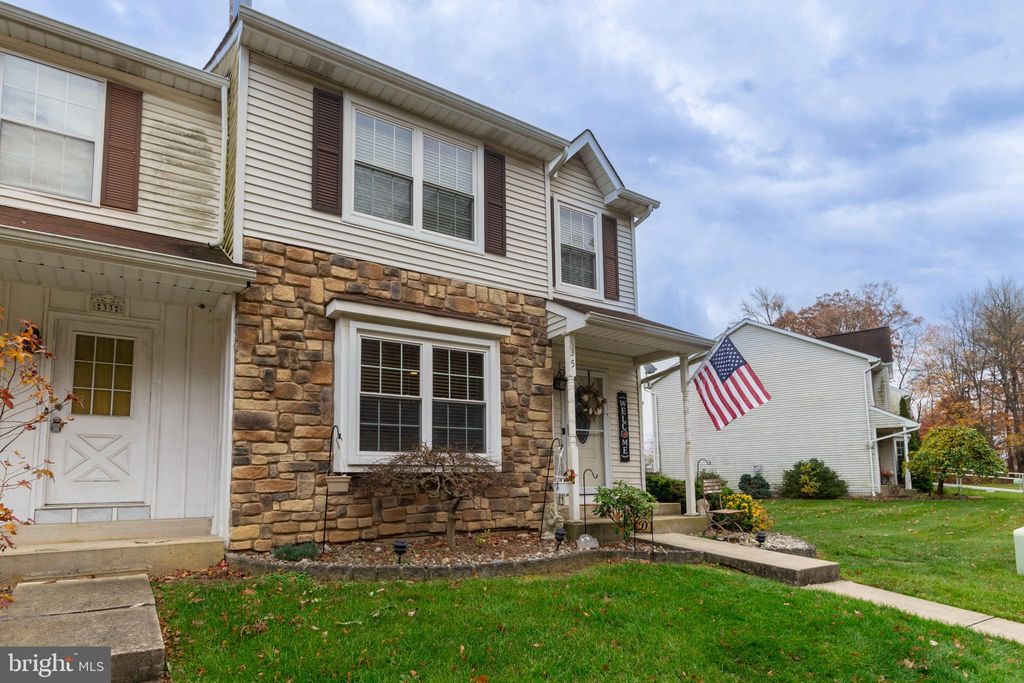 Photo of 35 Dunmoor Ct S, HAMILTON, NJ 08690 (MLS # NJME2070330)