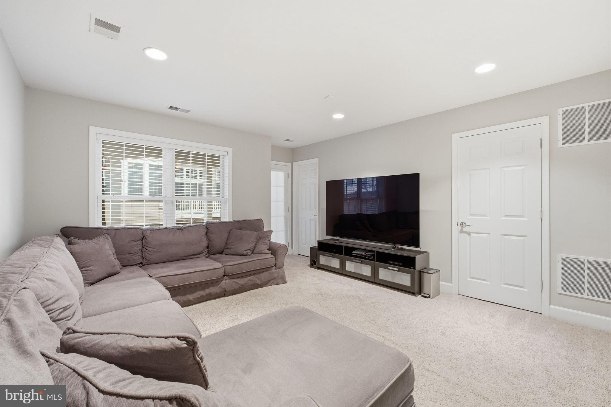 POTOMAC CLUB CONDOMINIUMS - Residential