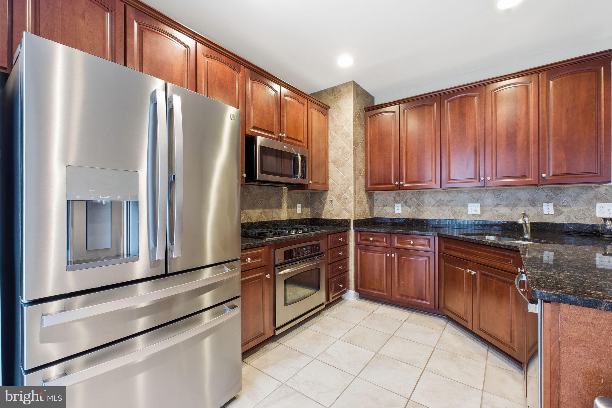 POTOMAC CLUB CONDOMINIUMS - Residential