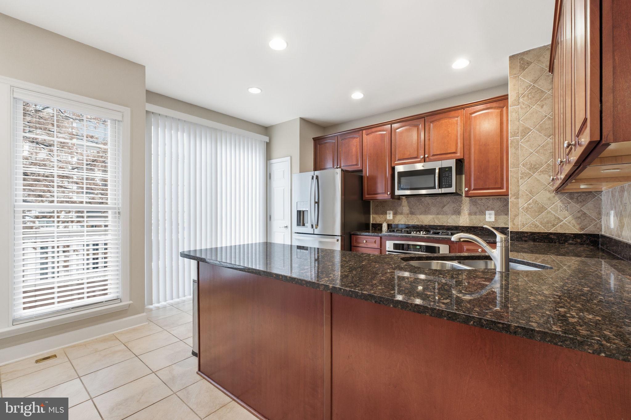 POTOMAC CLUB CONDOMINIUMS - Residential