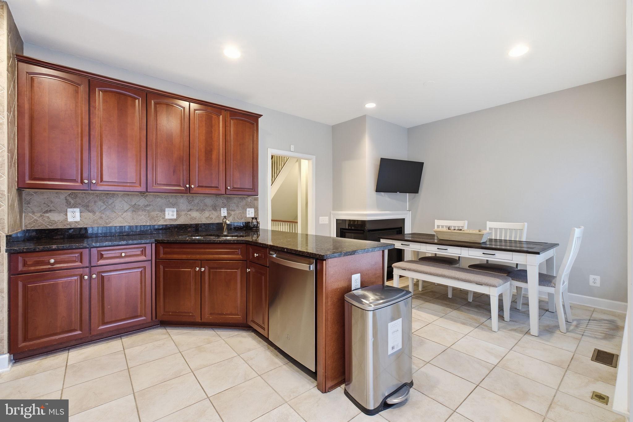 POTOMAC CLUB CONDOMINIUMS - Residential