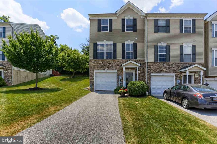 Need an end unit condo in Central Schools? Look no further . . . Pride of ownership shows throughout this one.  Open floor plan with 9ft ceilings on the main level.  Eat-in kitchen with deck access for summer BBQ's. Huge master suite w/ vaulted  ceiling & walk-in closet. Over-sized one car garage & finished lower level, rec room.  This is the perfect location for the commuter, less than 1 mile from I83.