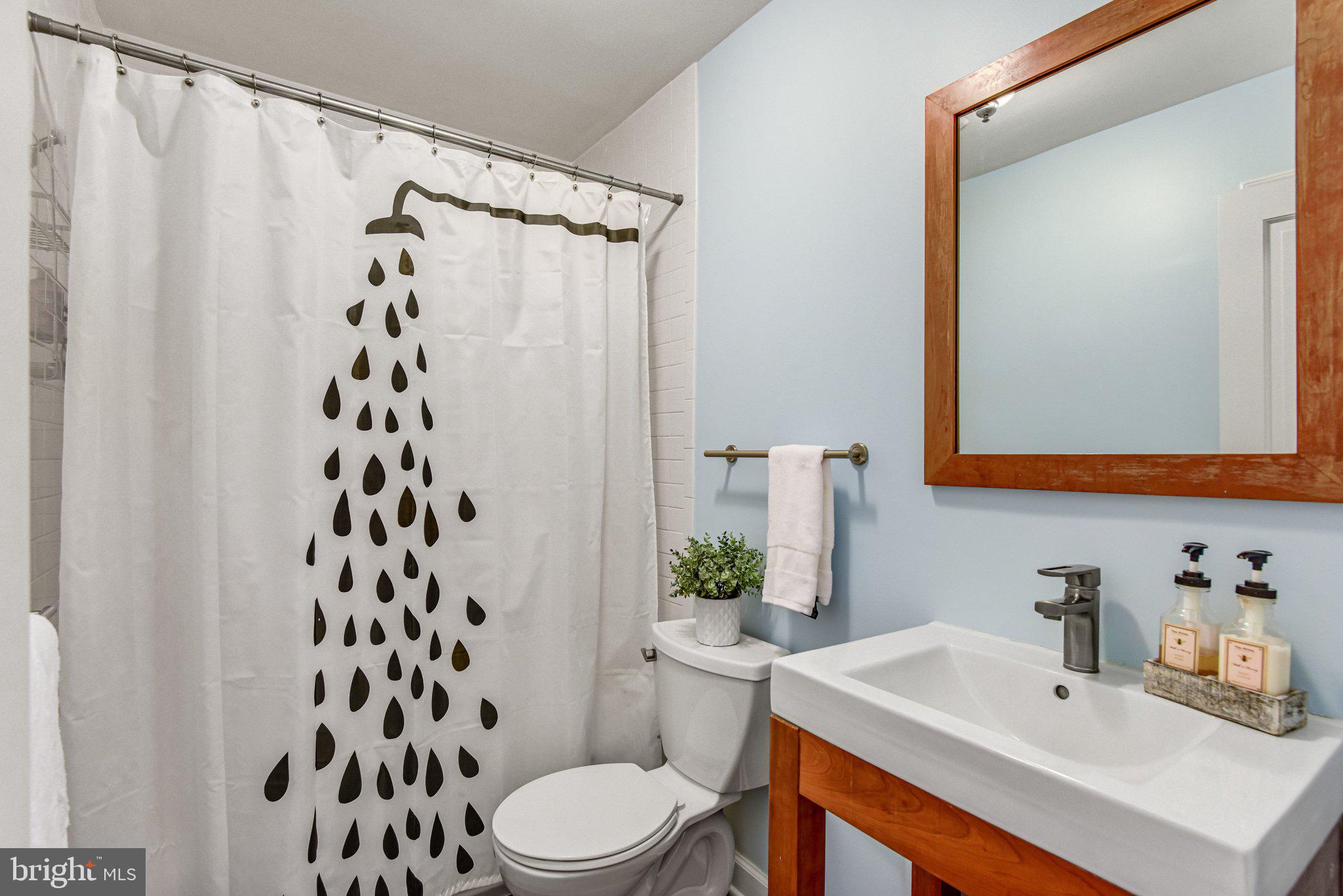 LONGLEVEL ESTS/ACRES - Residential