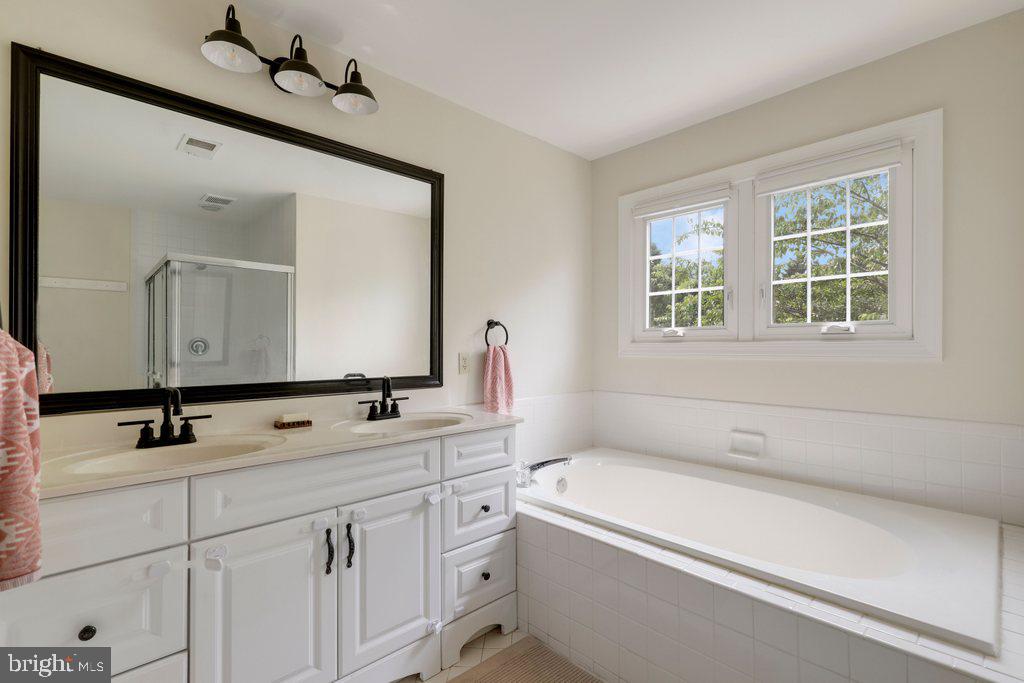 POOLESVILLE - Residential