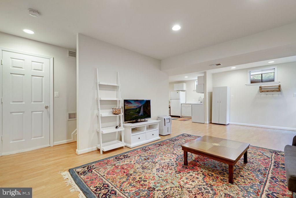 POOLESVILLE - Residential