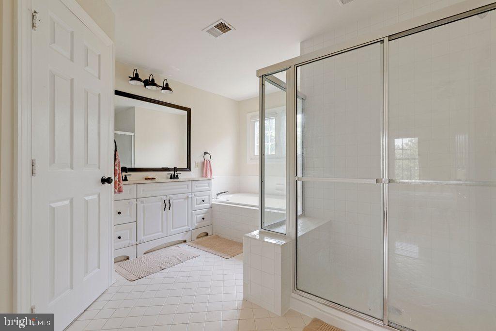 POOLESVILLE - Residential