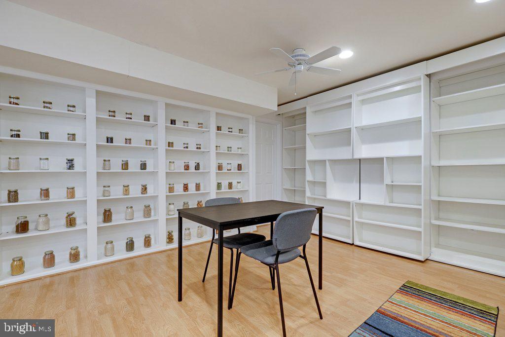 POOLESVILLE - Residential