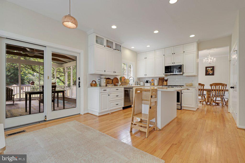 POOLESVILLE - Residential