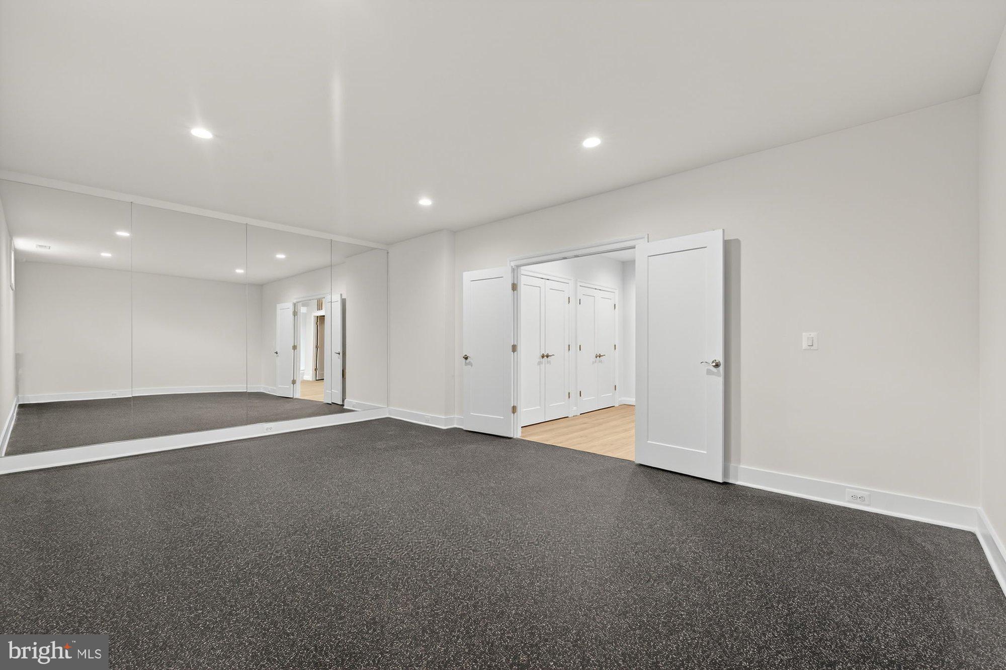 VIENNA WOODS - Residential