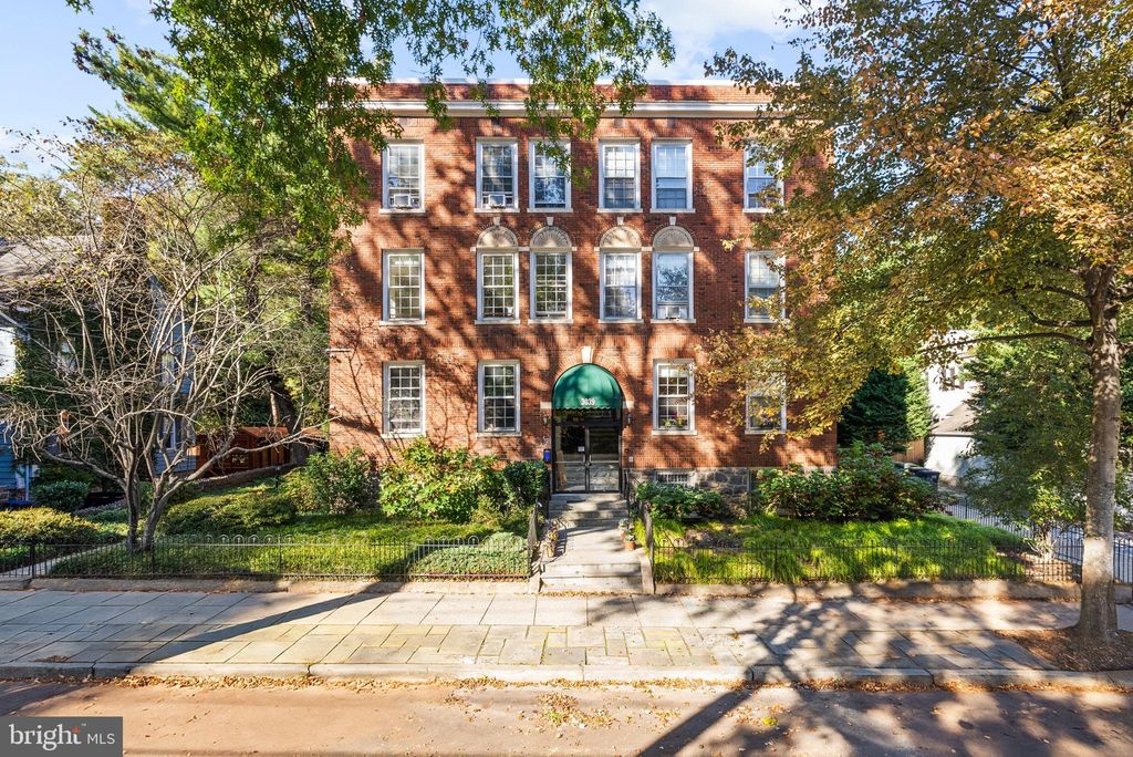 Photo of 3039 Macomb Street NW #35, WASHINGTON, DC 20008 (MLS # DCDC2228110)