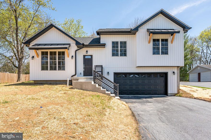 THIS. IS.  IT.
Brand NEW construction in established neighborhood. Beautifully constructed with attention to detail. LPV flooring and ceramic tile, stainless steel appliances, recessed lighting and modern fixtures, 2 car garage, nice lot with mature trees. Builder is providing a 1 year Home Warranty.  This is a must see! Schedule your showing today!