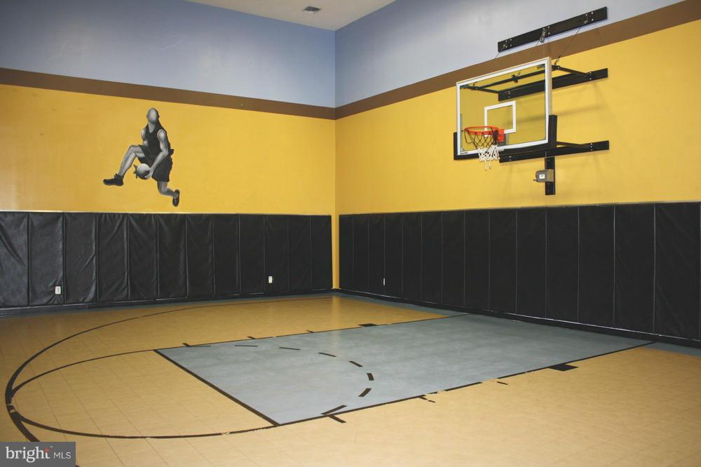 EXCHANGE AT VAN DORN - Residential Lease