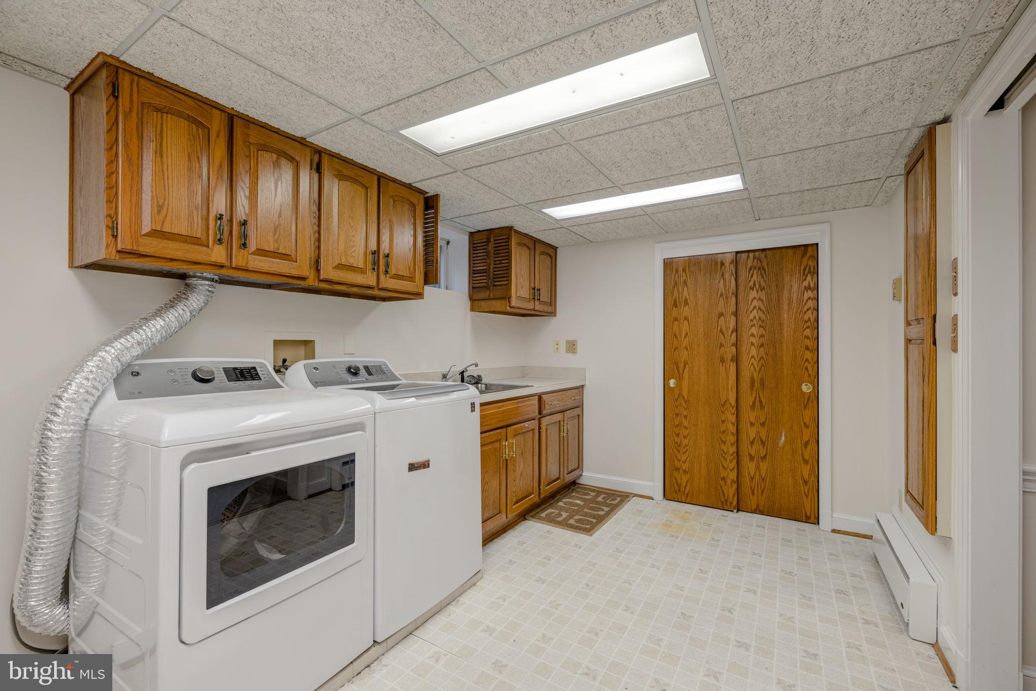 AUTUMN CHASE HUNT - Residential Lease