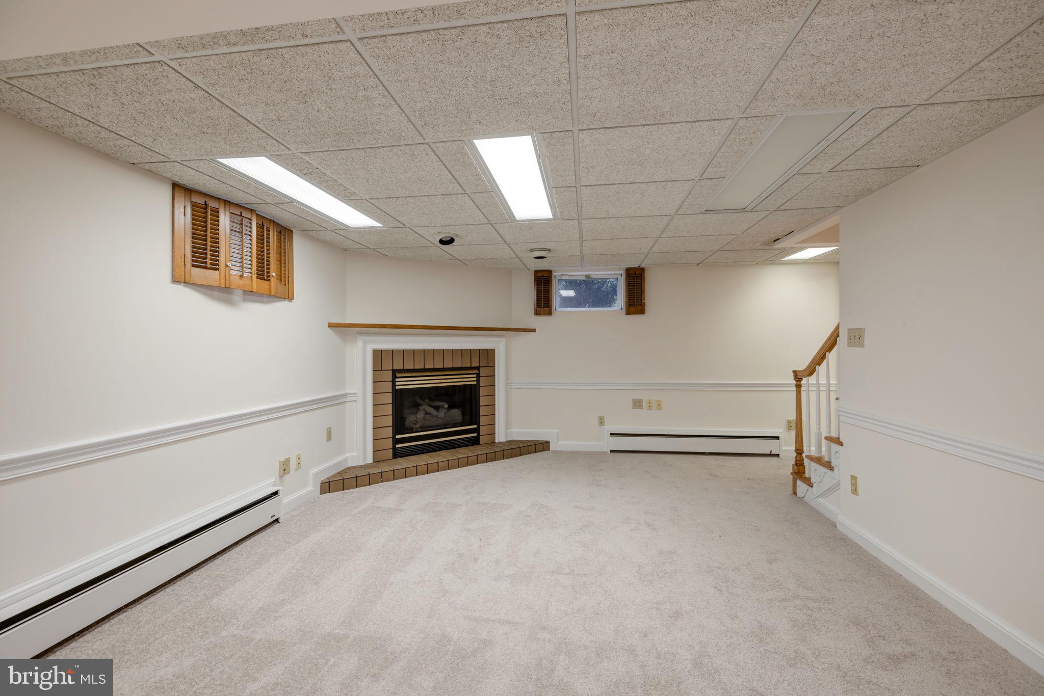 AUTUMN CHASE HUNT - Residential Lease