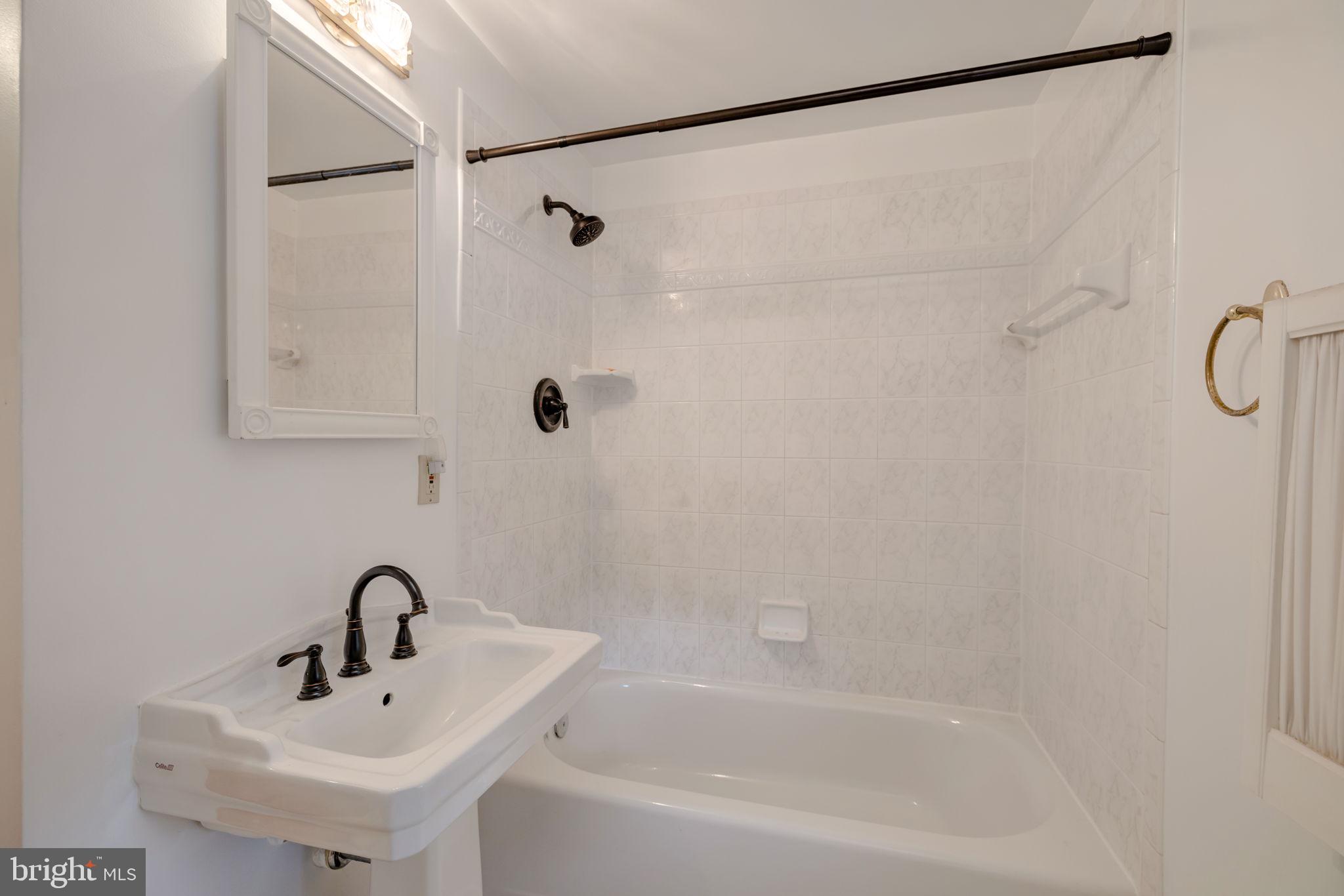 AUTUMN CHASE HUNT - Residential Lease