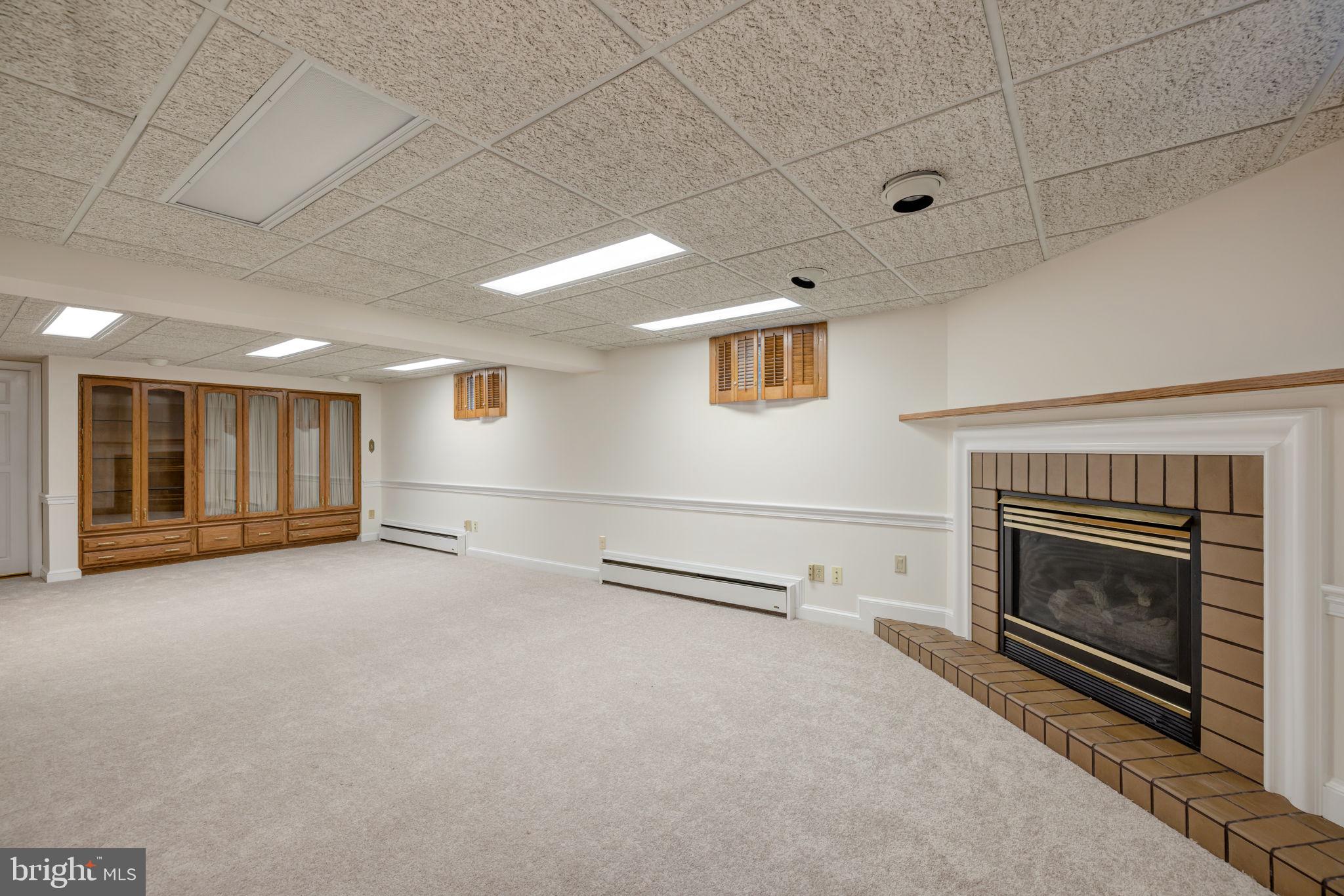 AUTUMN CHASE HUNT - Residential Lease