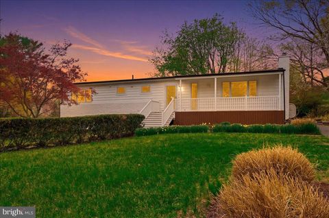 Photo of 822 Walker Road, GREAT FALLS, VA 22066 (MLS # VAFX2299998)