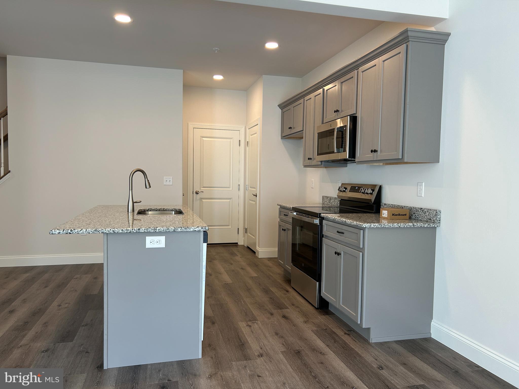 WOODLAND HILLS - Residential