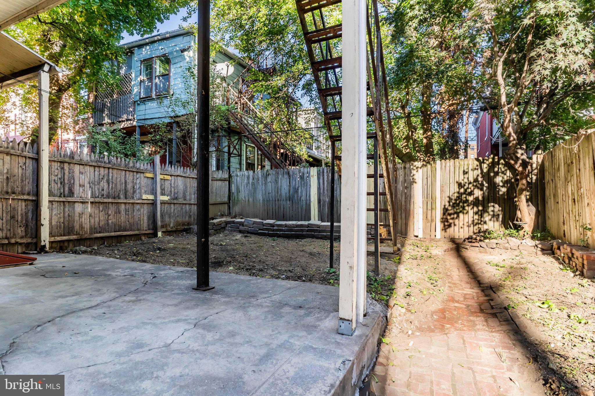 1525 GREEN STREET