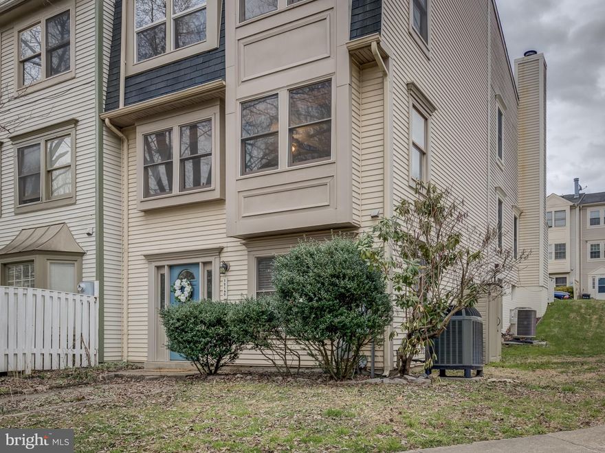 Furniture does not convey. Landlord requires Good credit (score over 700)  3-bed room. 2.5 full baths.  end unite townhouse. New countertops. Close to shopping and dining. close to 
major highways. Large master bedroom and master bath with a walk-in closet.