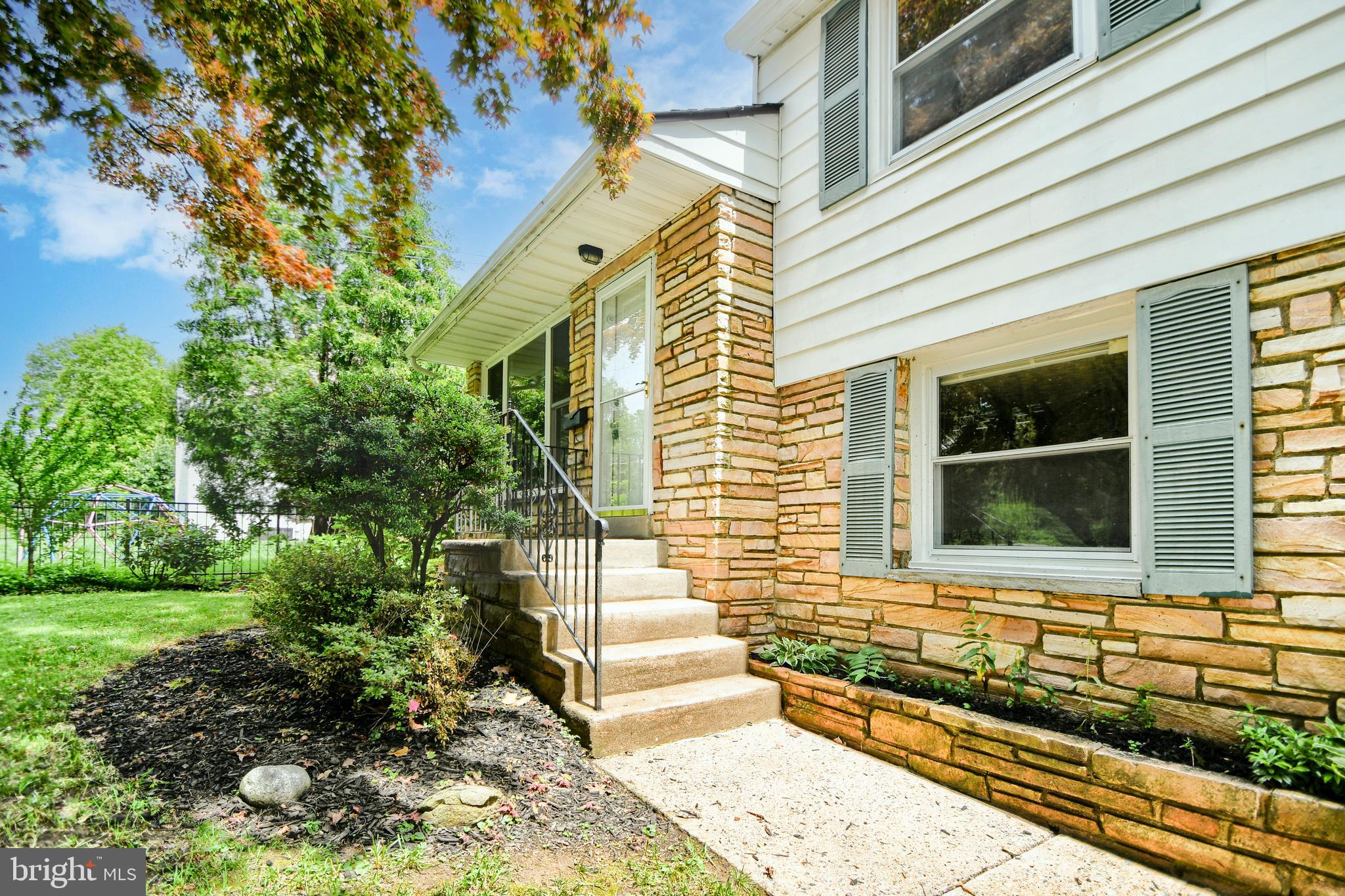 527 N NEW STREET