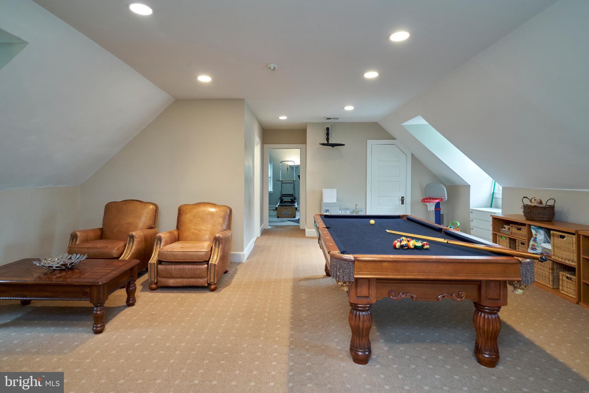 CHESTNUT HILL - Residential