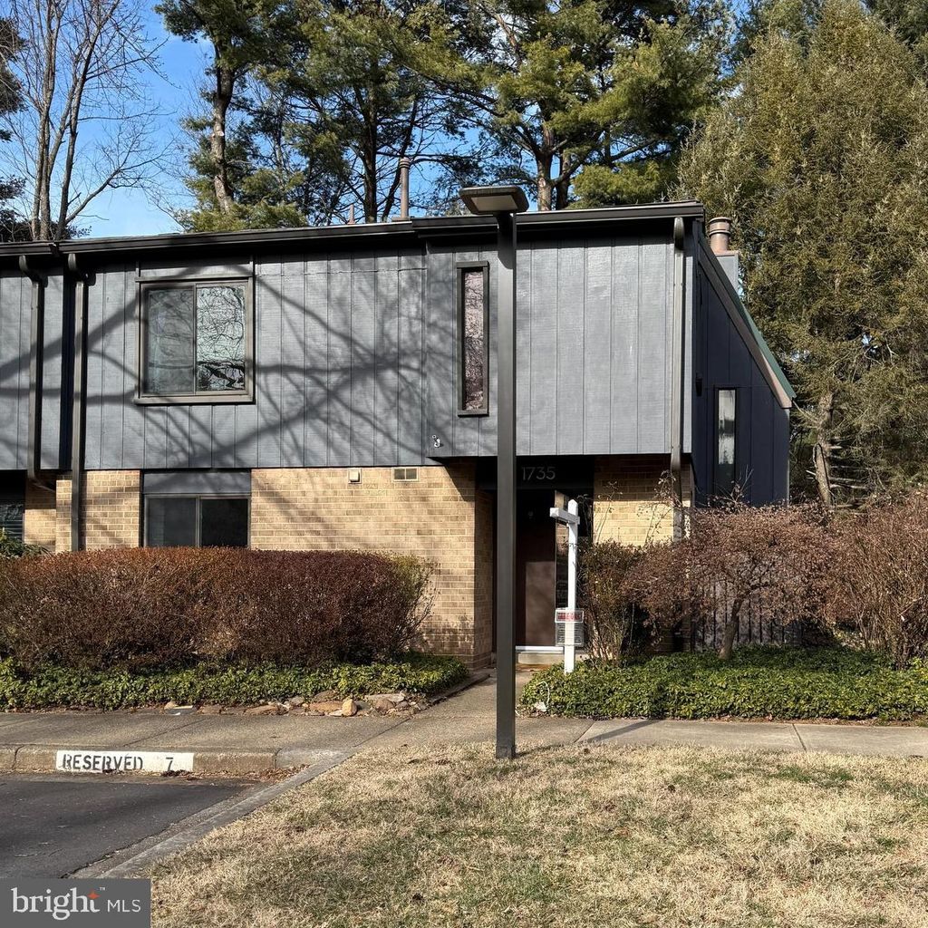 Photo of 1735 Ivy Oak Square #7, RESTON, VA 20190 (MLS # VAFX2287002)