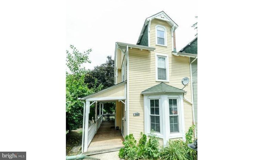 Turn-of-the Century Victorian character & charm abound in this newly renovated duplex offering gorgeous new baths, abundant nat'l light & generous rm sizes. Gourmet Kit w/ granite counters & ss applcs. MBR w/ walk-in closet & luxury marble bath w shower & tub. Unparalleled outdoor space: covered front porch, picnic patio & HUGE fenced rear yard! Incredible location in the heart of Mt Washington!