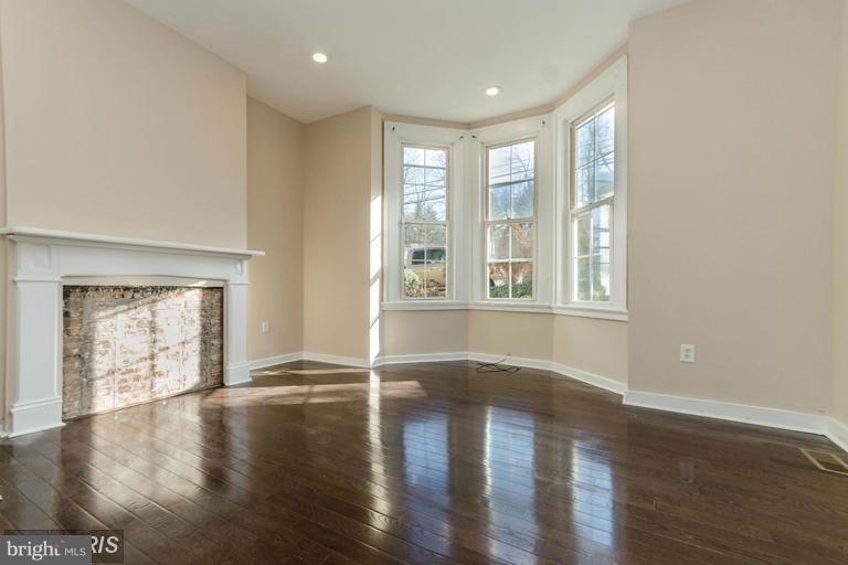 MOUNT WASHINGTON - Residential Lease