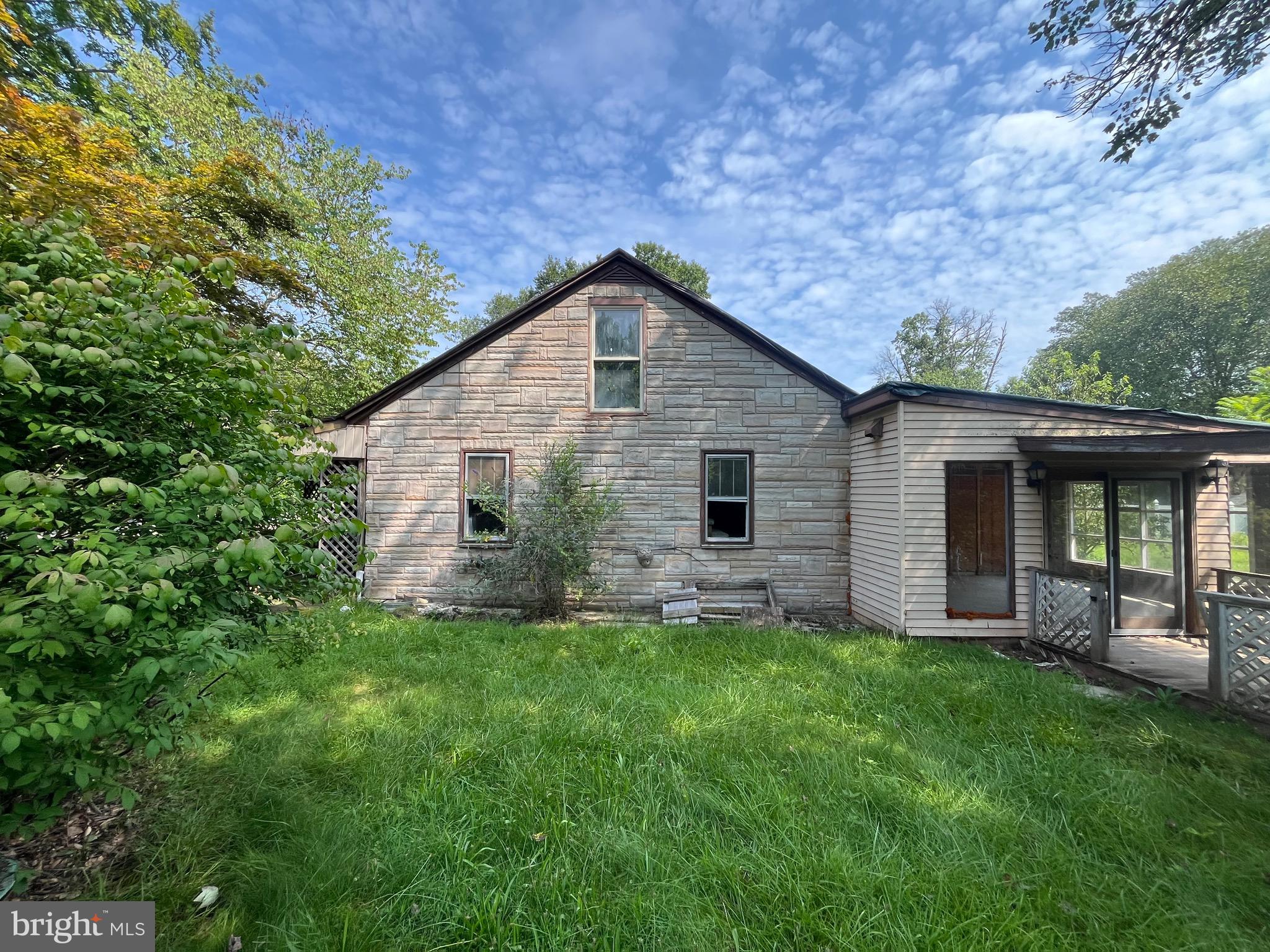 876 CARDINAL LANE