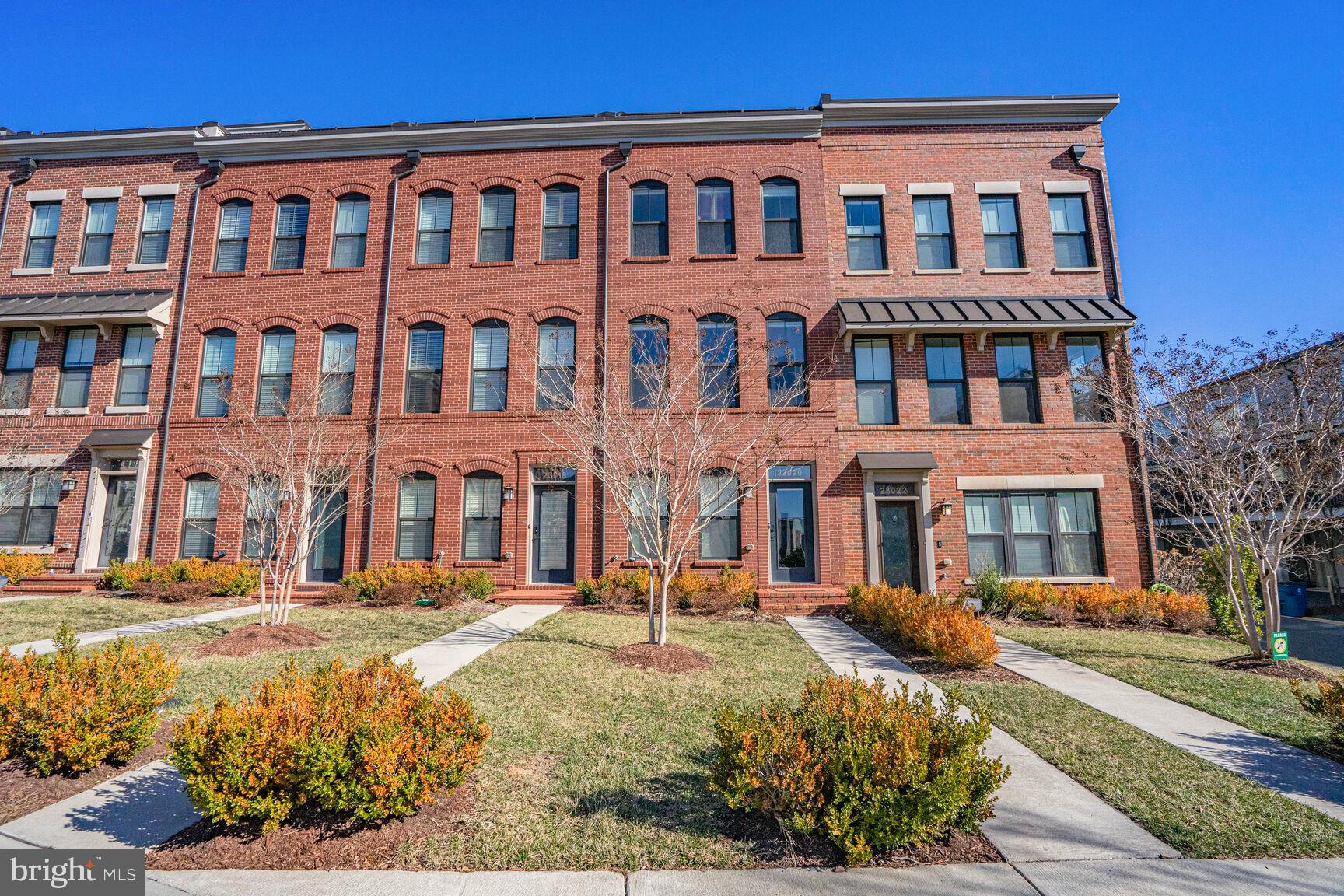 23020 LAVALLETTE SQUARE
