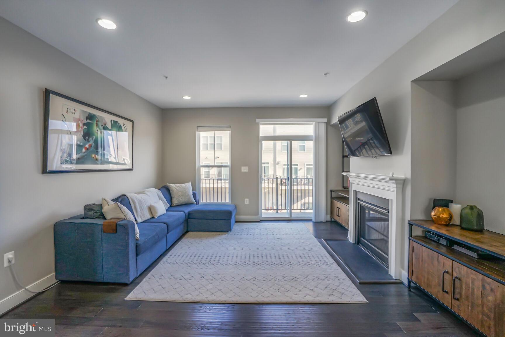 23020 LAVALLETTE SQUARE