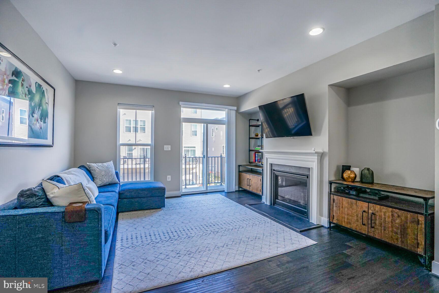23020 LAVALLETTE SQUARE