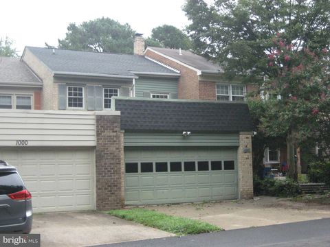 1002 MOORE PLACE SW VIENNA VA 22180