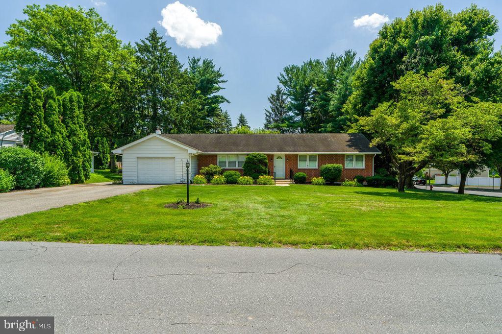 Photo of 180 W Charlotte Street, MILLERSVILLE, PA 17551 (MLS # PALA2071936)