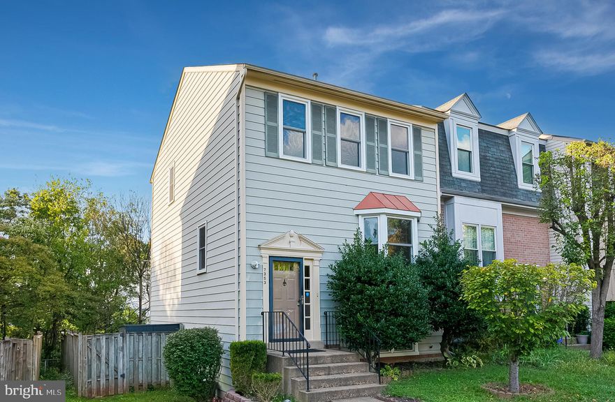 This stunning end unit townhouse offers and ideal blend of comfort, style and convenience across 3 spacious levels with 4 bedrooms and 3.5 bathrooms, this home is perfect for those who are seeking ample space.
The main level features an inviting open concept living area for entertaining with natural light  flooding through large windows.
Step outside to enjoy your private deck, perfect for outdoor gatherings. The upper level includes a generous master suite featuring an ensuite bathroom, along with additional bedrooms that offer versatility for guest, kids or home office. The fully basement provides extra living space with a 4 bedroom and full bathroom.
Located conveniently near shopping centers, public transportation and easy access to highways. This rental is a perfect opportunity for anyone seeking a beautiful, functional home in a prime location.