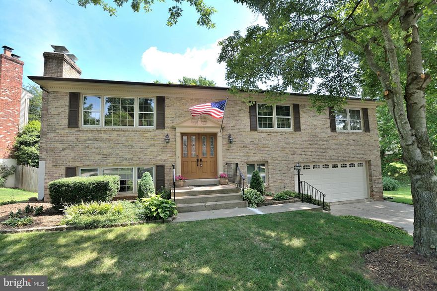 Exceptional one of a kind open plan Split on quiet Montclair Cul-De-Sac awaits!  Renovated Kitchen/Baths/Lighting/Roof/finished LL w/WBFP walks out to Patios, large Deck looks over the rear yard, oversized 2 Car Garage & more.  Enjoy all that is Montclair 108 acre lake w/3 beaches, tot lots & community events.  Watch fireworks from your front yard & access the lake from easement across the street!