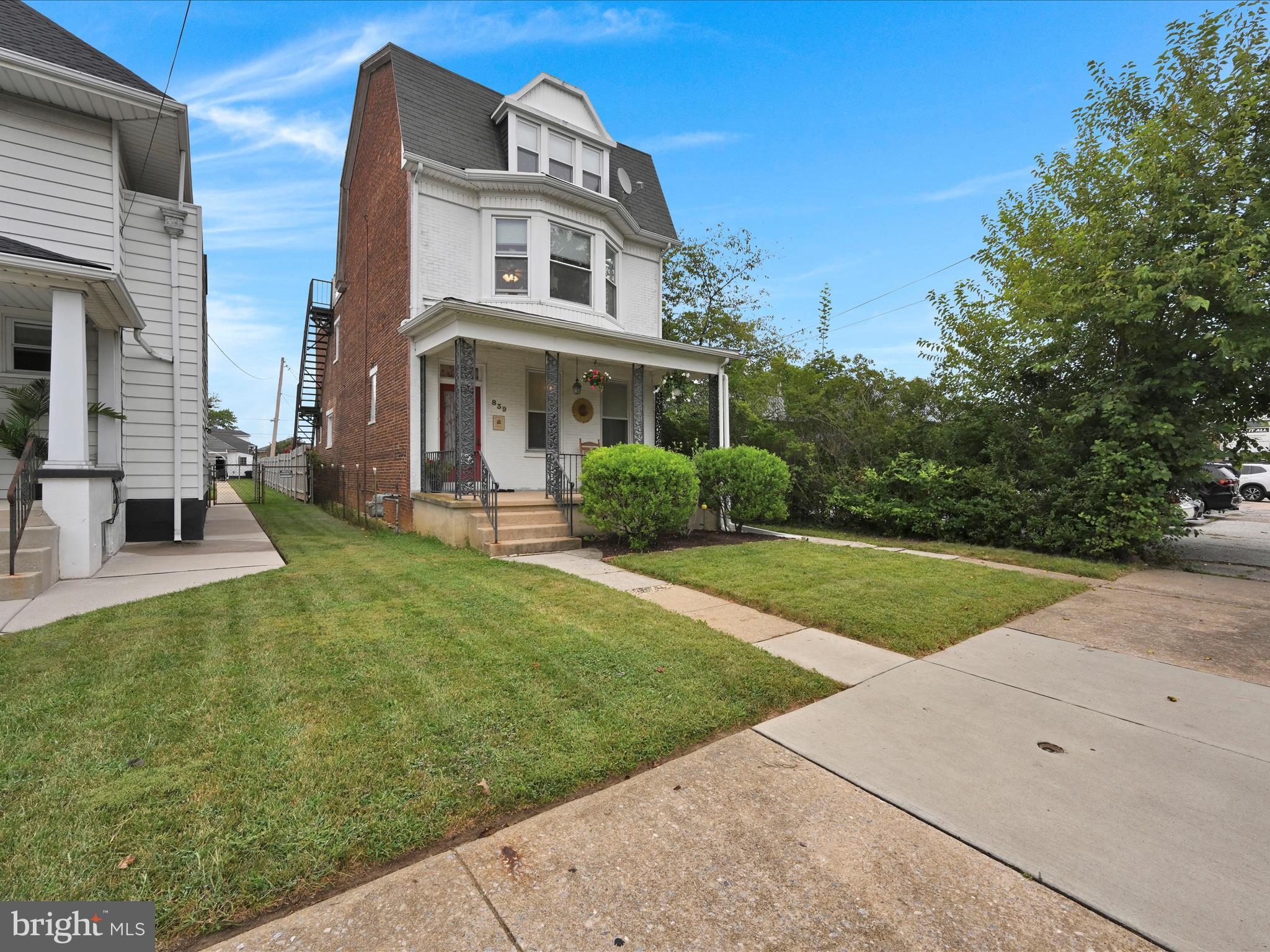 Main image without alt text