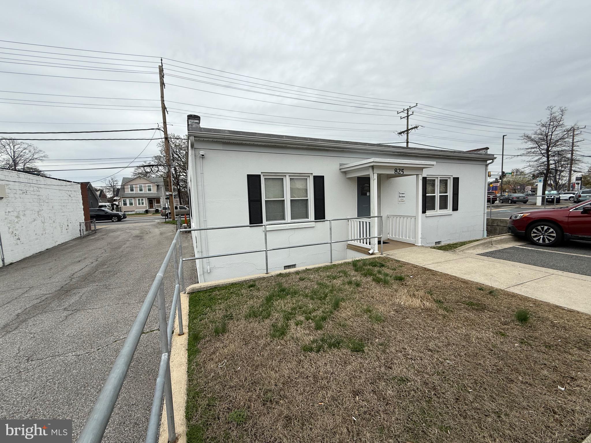 Main image without alt text