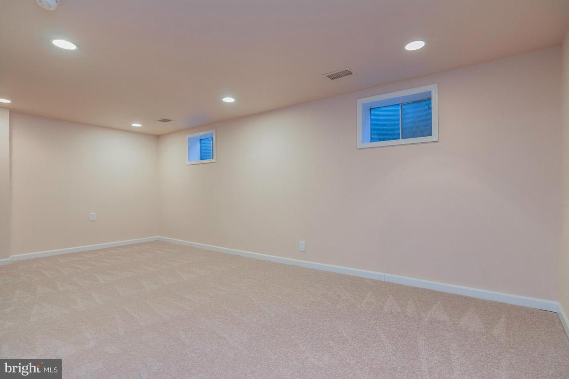 SHADY GROVE VILLAGE - Residential