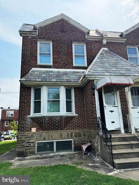 Welcome to Castor Garden, PRICE to Sell, Move in Condition, OPEN Kitchen with HUGE center Island, beautifull Hardwood Flooring, updated windows. Full bath with tub and shower.
Show and sell
