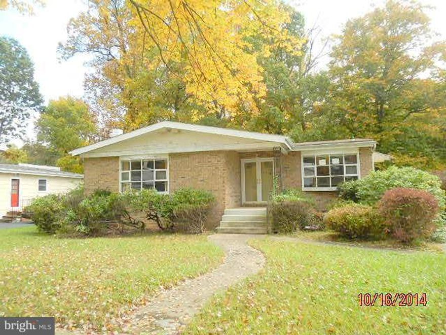 Spacious 3 bedroom 2-1/2 bath home features generously sized rooms, master bedroom suite, great rear deck overlooking treed yard.  Conveniently located near major roads. highways, and shopping.  Quick trip to downtown.