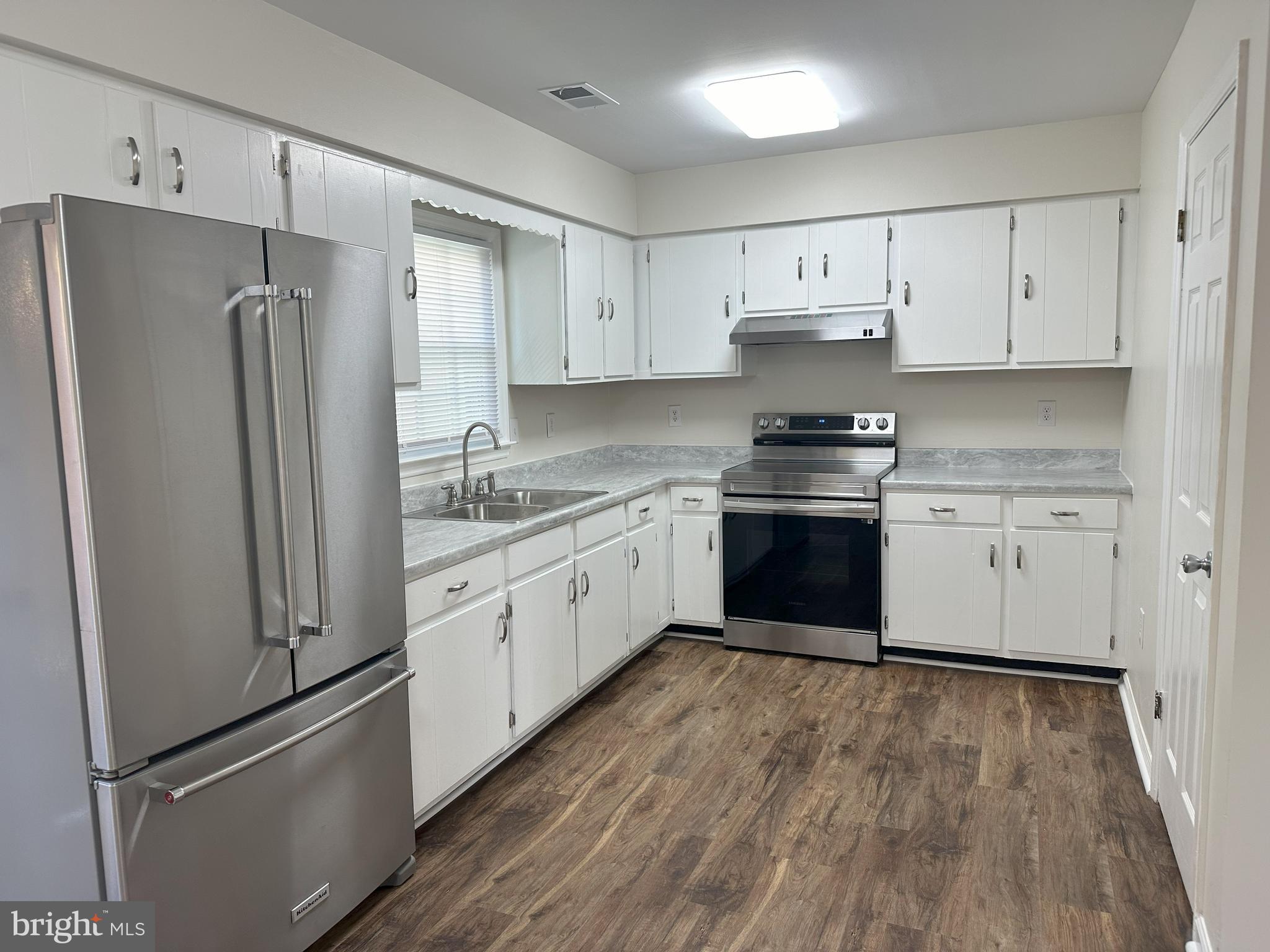 ASH HOLLOW ESTATES - Residential Lease